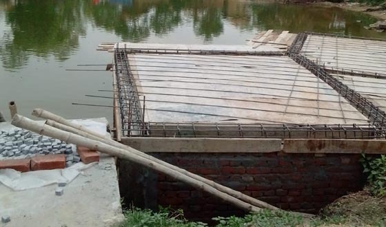 তানোরে পুকুর পাড় দখল করে দোকান নির্মানের অভিযোগ