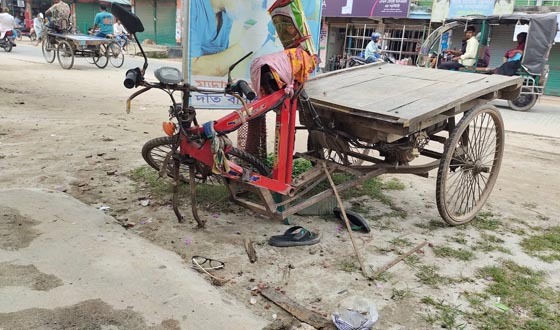 রাণীশংকৈলে ভ্যান ও মোটরসাইকেল মুখোমুখি সংঘর্ষে নিহত , আহত ৩