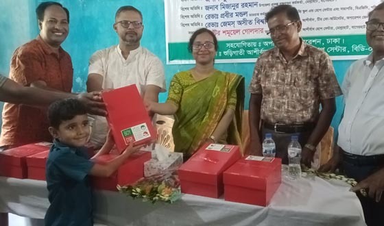 মোল্লাহাটে শিশুদের মাঝে ভালোবাসার উপহার বিতরণ