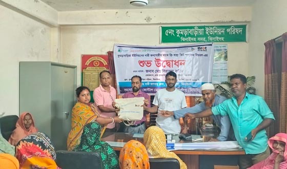 ঝিনাইদহে প্রান্তিক নারীদের মাঝে বিনামূল্যে স্বাস্থ্য কিট বিতরণ