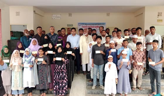 পীরগাছায় মেধাবী শিক্ষার্থীদের শিক্ষাবৃত্তির চেক বিতরণ