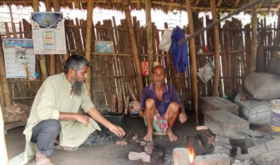 কুরবানি সামনে রেখে কামারদের ব্যস্ততা বাড়ছে