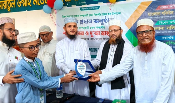 রামুর মানারাতুল উম্মাহ মডেল মাদরাসায় সবক প্রদান