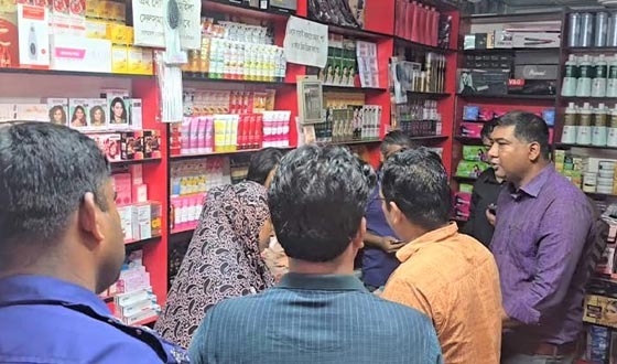 টাঙ্গাইলে ভোক্তার অভিযানে কসমেটিকসের দোকানে জরিমানা