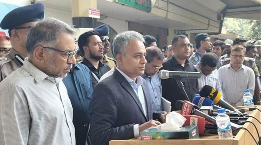 লাখো যাত্রীর চাপ সামলানোই বড় চ্যালেঞ্জ, ঈদযাত্রায় রেলের হাল দেখতে কমলাপুরে মন্ত্রী