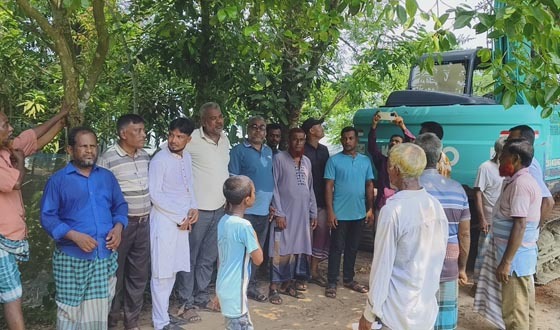 কুমারিয়ার পীঠ এলাকার বেহাল সড়ক পরিদর্শনে রাজন শিকদার