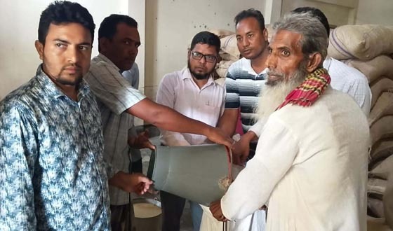 পাঁচবাগে ঈদুল আজহা উপলক্ষে ভিজিএফের চাল বিতরণ