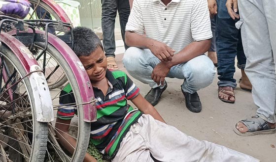 প্রতারনার শিকার হয়ে কালীগঞ্জে ইজিবাইক হারালো সিয়াম