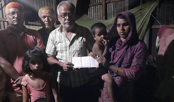 অসহায় পরিবারে মানবিক সহায়তা, পাশে প্রতিমন্ত্রী পুতুল