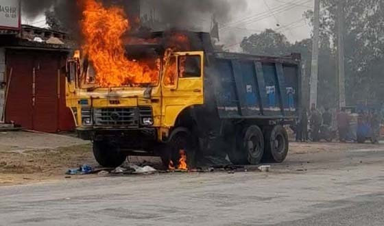 চিরিরবন্দরে ট্রাকের ধাক্কায় ইজিবাইকের চালকসহ আহত ৬