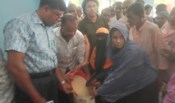 আশাশুনি সদর ইউনিয়নে ভিজিএফ এর চাল বিতরণ