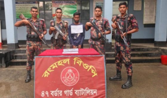 দৌলতপুর সীমান্তে মাদক ও ভারতীয় অবৈধ পণ্যসহ আটক ১