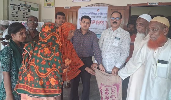 তারাগঞ্জের হাড়িয়ারকুঠি ইউনিয়নে ভিজিএফ এর চাল বিতরণ