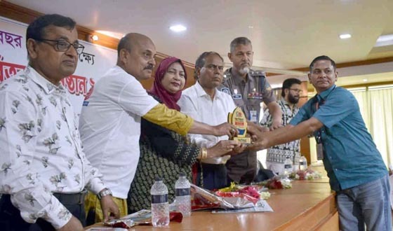 আরিফ উদ্দিন সেরা সংবাদদাতার সম্মাননা ক্রেস্ট পেলেন