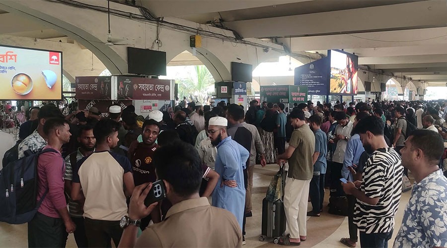 ঈদযাত্রা: কমলাপুর রেল স্টেশনে উপচে পড়া ভিড়, ট্রেন বিলম্ব
