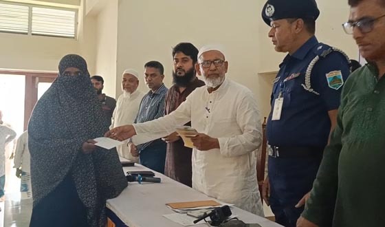 পোরশায় দুস্থ ও গরিবদের আর্থিক সহায়তা প্রদান