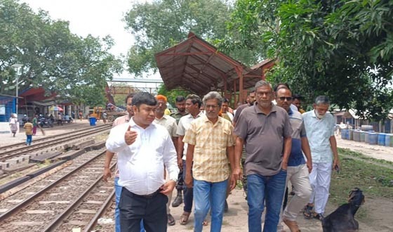 বাবা দিয়েছিলেন লালমনি, মেয়ে দিচ্ছেন চিলাহাটি এক্সপ্রেসের স্টপেজ