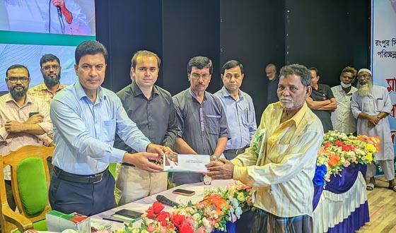 রসিকের ৮৫৫ পরিচ্ছন্নতা কর্মী পেলেন প্রধানমন্ত্রীর ঈদ উপহার