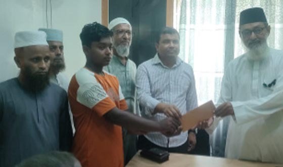 আশাশুনিতে জুলাই শহীদ পরিবারে ঈদ উপহার বিতরণ