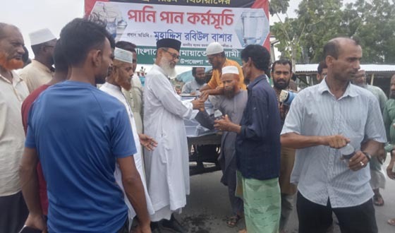 আশাশুনিতে তীব্র গরমে পথচারীদের পানি পান কর্মসূচি