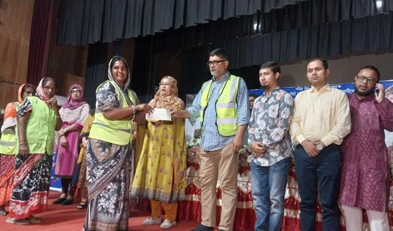 মসিকের পরিচ্ছন্নতাকর্মীদের নগদ অর্থ ও ঈদ উপহার বিতরণ