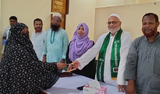 ঝিকরগাছায় দরিদ্রদের নগদ অর্থ বিতরণে এমপি ফরিদ
