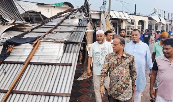 কালবৈশাখীতে বিধ্বস্ত শিমুলিয়া ঘাটের ব্যবসা প্রতিষ্ঠান
