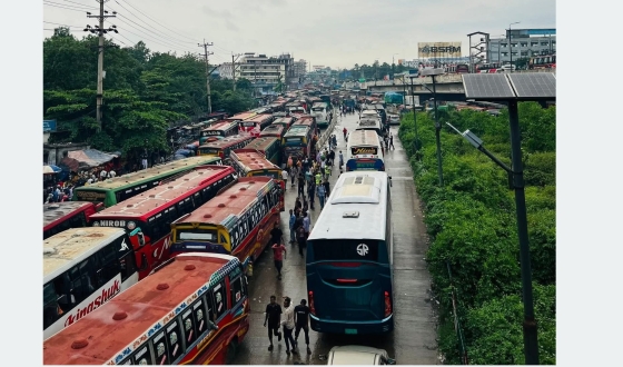 চন্দ্রায় টিকিট কাউন্টার বন্ধ করায় ভুগান্তিতে যাত্রীরা