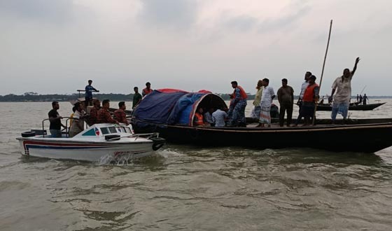 হিজলায় নৌকাডুবি, বাবা-ছেলেসহ তিনজন নিখোঁজ