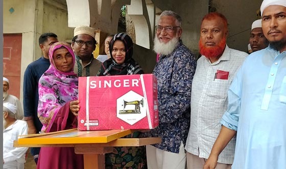 দরিদ্র মানুষদের শাড়ী, লুঙ্গি, সেলাইমেশিন, বকনা গরু বিতরণ