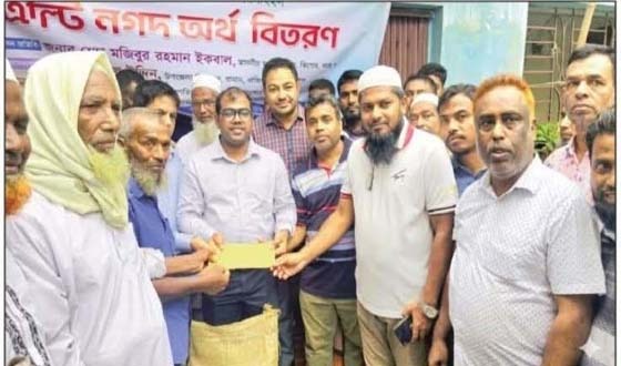 বাজিতপুরে ক্ষতিগ্রস্থ কৃষকদের মাঝে চাল ও অর্থ বিতরণ