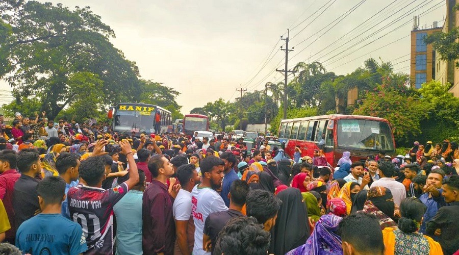 সোনারগাঁয়ে পোশাক শ্রমিকদের মহাসড়ক অবরোধ