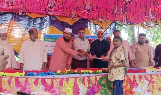 গোমস্তাপুরে প্রধানমন্ত্রীর ঈদ উপহার বিতরণ