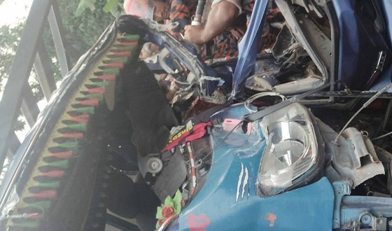 পিকআপ ভ্যানের চাকা ফেটে ব্রীজের সঙ্গে ধাক্কা, নিহত ১, চালক আহত