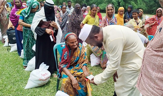 লোহাগড়ার কাশিপুর ইউপি চেয়ারম্যান প্রার্থীর ঈদ উপহার বিতরণ