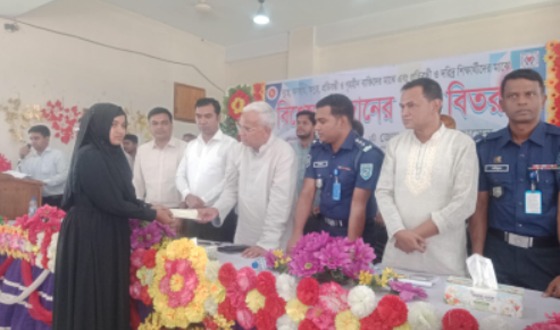 প্রতিবন্ধী ও কৃতি শিক্ষার্থীর মাঝে চেক বিতরণ