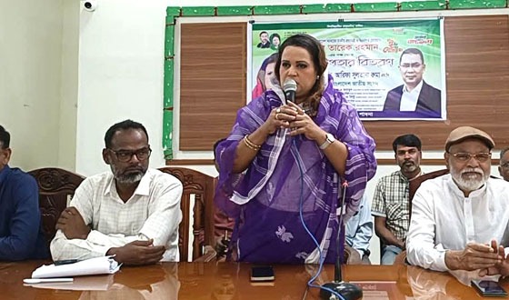 চাটমোহরে প্রধানমন্ত্রীর পক্ষ থেকে ঈদ উপহার বিতরণ
