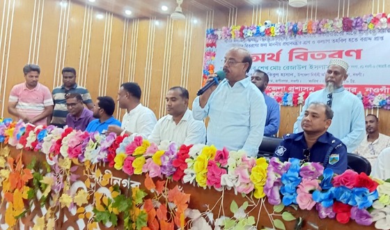 রাণীনগরে প্রধানমন্ত্রীর ত্রাণ তহবিল থেকে প্রাপ্ত নগদ অর্থ বিতরণ