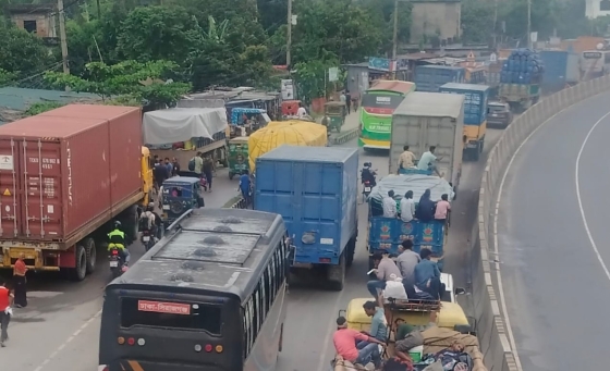 যাত্রীবাহী বাসের চেয়ে ট্রাকের দাপট বেশি