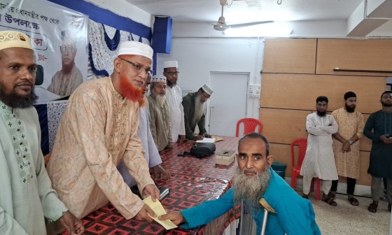 বাগমারায় ঈদ উপহার বিতরণ করলেন এমপি ডাঃ আব্দুল বারী