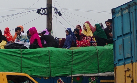বাসভাড়া দ্বিগুণ, মানুষ যাচ্ছে ট্রাকে