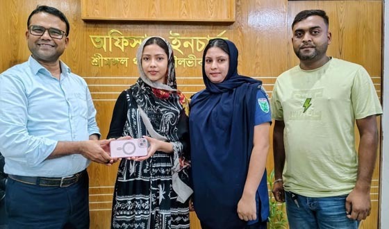 শ্রীমঙ্গল থানার আন্তরিকতায় মালিকের হাতে ফিরল হারানো আইফোন