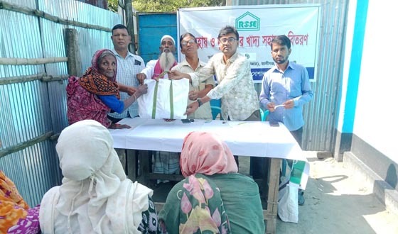 অসচ্ছল পরিবারের মাঝে ঈদ সহায়তা ও খাদ্য সামগ্রী বিতরণ
