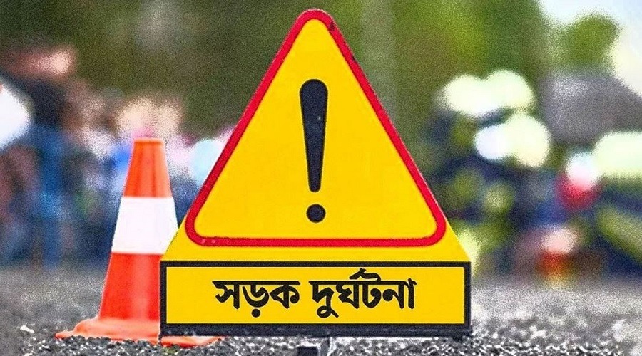 নর্দ্দায় রোড ডিভাইডার ভেঙে বাসের মুখোমুখি সংঘর্ষ, ৪ যাত্রী নিহত