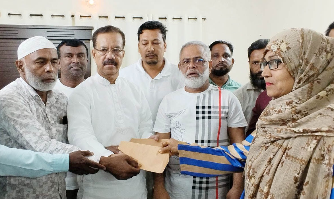 সরকারিভাবে দুস্থদের মাঝে ঈদ উপহার হিসেবে নগদ অর্থ পাওয়া যায়