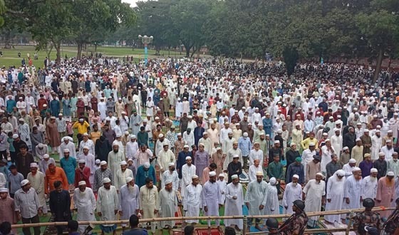 শোলাকিয়ায় কাঁদাজলে অনুষ্ঠিত হলো দেশের অন্যতম বড় ঈদ জামাত