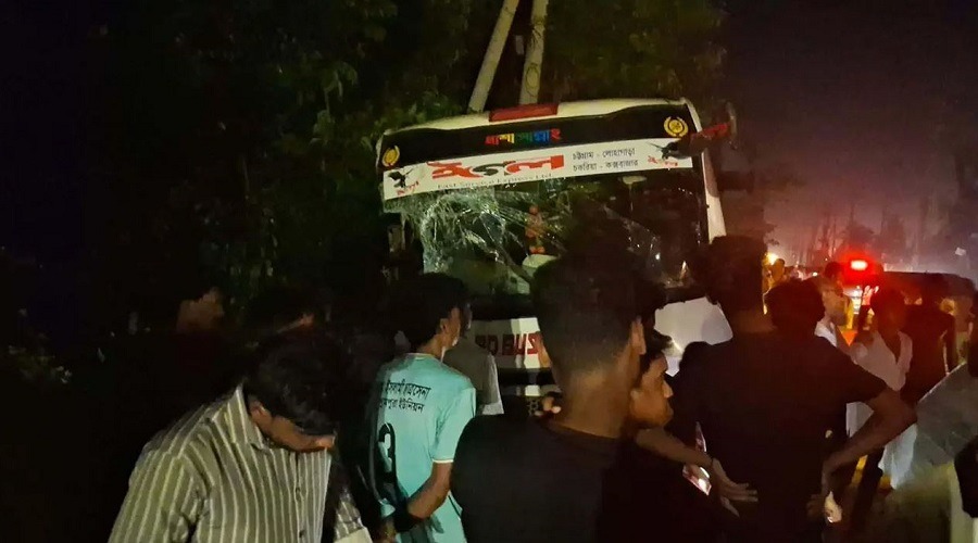 চট্টগ্রামে বাস-লেগুনার মুখোমুখি সংঘর্ষে নিহত ৩