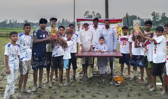 টাঙ্গাইলে প্রীতি ফুটবল ম্যাচ অনুষ্ঠিত