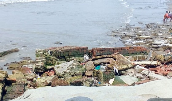 কুয়াকাটায় সাগরে গোসল এখন বিপজ্জনক