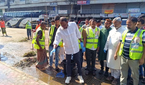 টাঙ্গাইলে কোরবানির বর্জ্য অপসারণে মাঠে নামলেন প্রতিমন্ত্রী টুকু